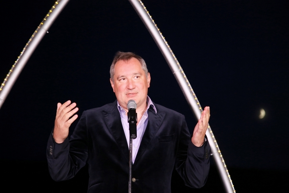 Заместитель председателя правительства Российской Федерации Дмитрий Рогозин пожелал фестивалю долголетия и сообщил, что после отпуска, проведенного на Байкале, собирается внести предложение в правительство назвать Байкал морем, а не озером