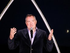 Заместитель председателя правительства Российской Федерации Дмитрий Рогозин пожелал фестивалю долголетия и сообщил, что после отпуска, проведенного на Байкале, собирается внести предложение в правительство назвать Байкал морем, а не озером