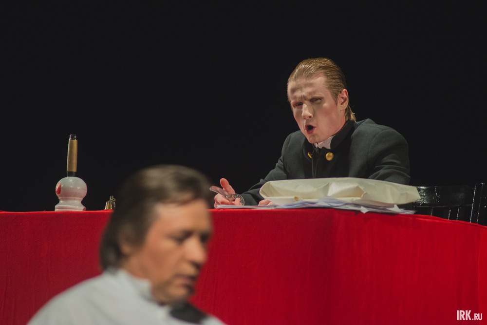 В центре сюжета противостояние талантливого драматурга и профана-цензора — противостояние свободной личности как индивидуума и тоталитарного государства как подавляющей его машины