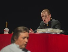 В центре сюжета противостояние талантливого драматурга и профана-цензора — противостояние свободной личности как индивидуума и тоталитарного государства как подавляющей его машины