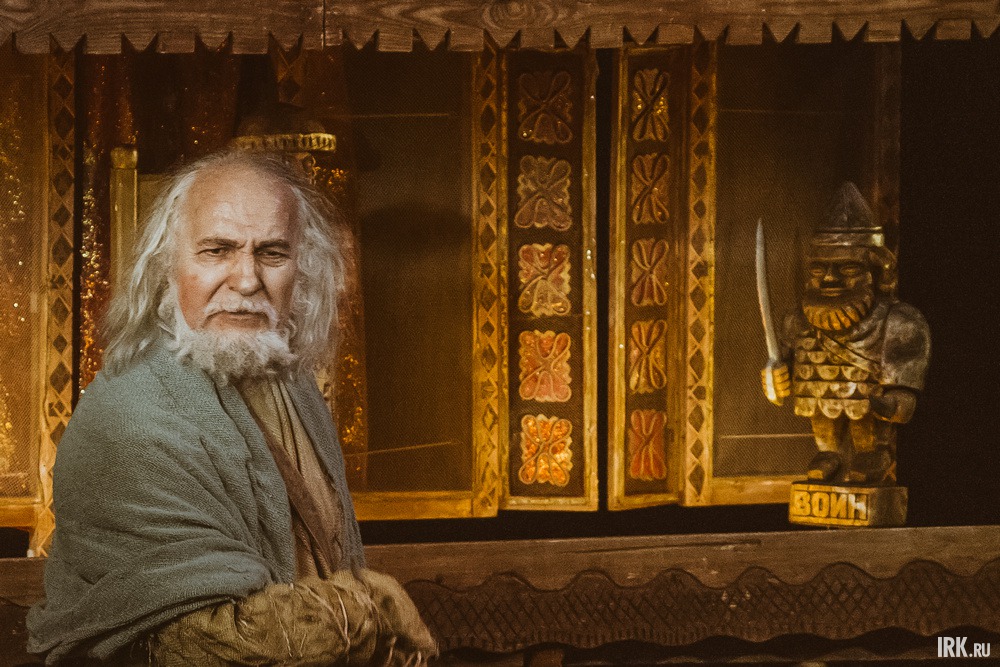 Вертепщик неторопливо ведет свой рассказ о том, что стало мифом, а, быть может, было правдой