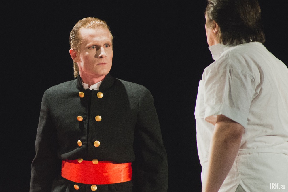 Действие спектакля «Академия смеха» происходит в милитаристской Японии во время Второй мировой войны