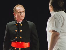 Действие спектакля «Академия смеха» происходит в милитаристской Японии во время Второй мировой войны