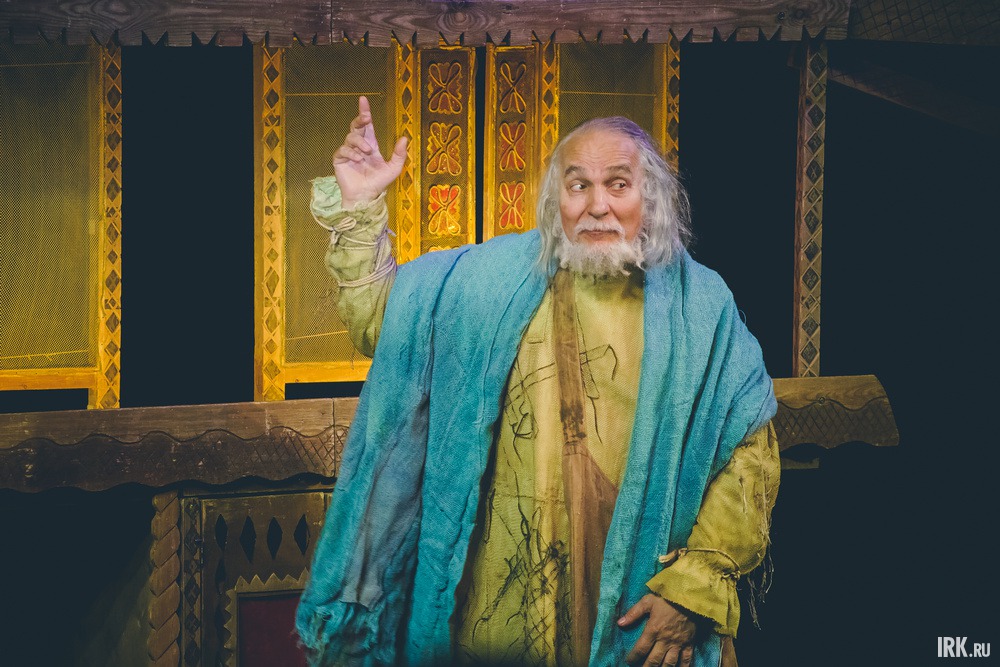 Все в спектакле необычно — библейский сюжет, куклы-скульптуры, сам Вертепщик — кукольник, хранитель традиций и мудрый воспитатель