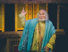 Все в спектакле необычно — библейский сюжет, куклы-скульптуры, сам Вертепщик — кукольник, хранитель традиций и мудрый воспитатель