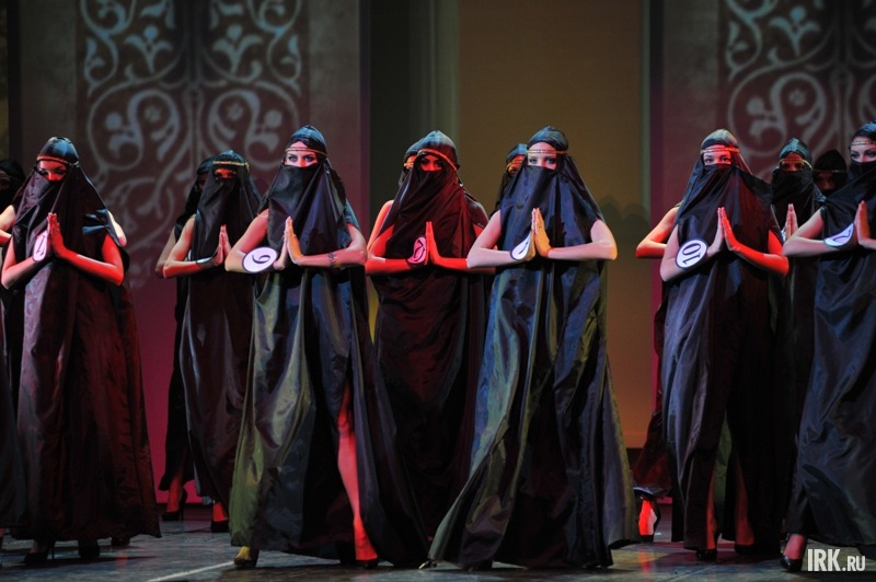 Девушки выходили на сцену 5 раз. Каждый раз в новом образе.