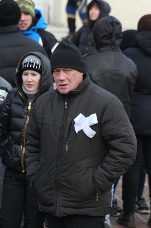 Белые ленты на одежде символизировали чистые выборы
