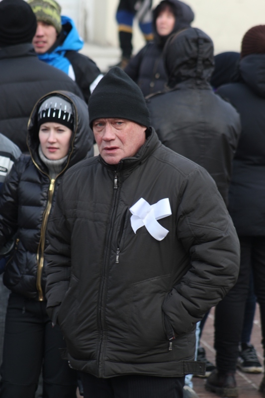 Белые ленты на одежде символизировали чистые выборы