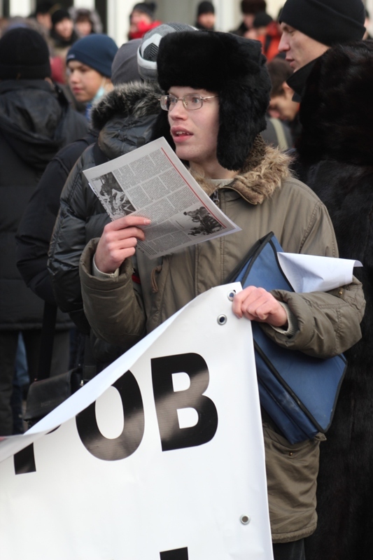 На пикете бесплатно распространяли газету «Сибирь без цензуры» с анекдотами о прошедших выборах