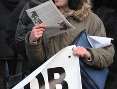 На пикете бесплатно распространяли газету «Сибирь без цензуры» с анекдотами о прошедших выборах