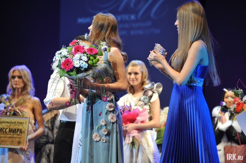 Церемония передачи короны победительнице. Справа - Елизавета Константинова, «Мисс Иркутск - 2010».