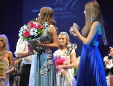 Церемония передачи короны победительнице. Справа - Елизавета Константинова, «Мисс Иркутск - 2010».