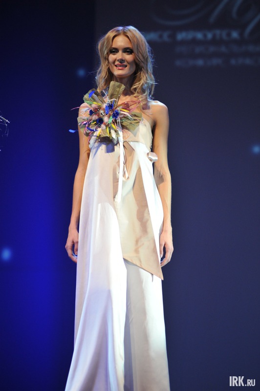 Лора Каменева, «Мисс улыбка». Платья из итальянского шелка с цветами ручной работы шили специально для пятерки финалисток конкурса «Мисс Иркутск - 2011».