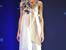 Лора Каменева, «Мисс улыбка». Платья из итальянского шелка с цветами ручной работы шили специально для пятерки финалисток конкурса «Мисс Иркутск - 2011».