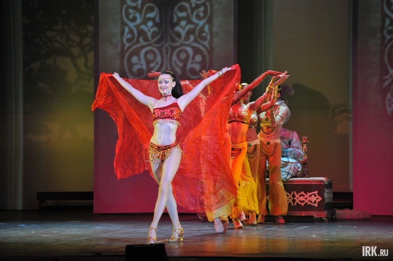 Дефиле участниц конкурса сменялись яркими танцевальными номерами.