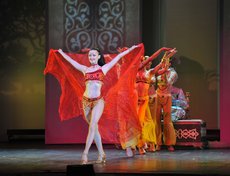 Дефиле участниц конкурса сменялись яркими танцевальными номерами.