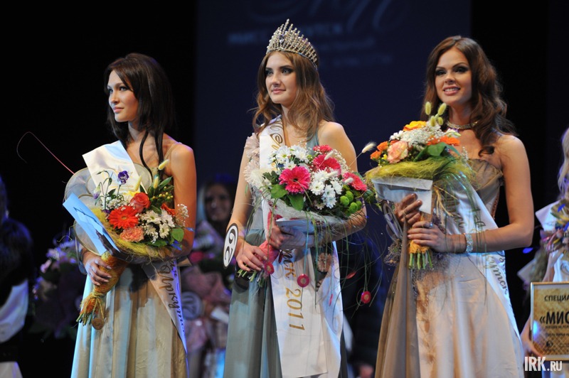 Победительницы конкурса «Мисс Иркутск - 2011». Третье место - Анжелика Ященко (слева); второе место - Ольга Коршунова (справа). В центре Екатерина Плиско, «Мисс Иркутск - 2011».
