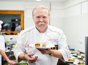 8 декабря в ресторане гостиничного комплекса «Байкал 21» состоялся вечер для особых гостей. Блюда для ужина готовил Мартин Блунос — повар королевы Великобритании.