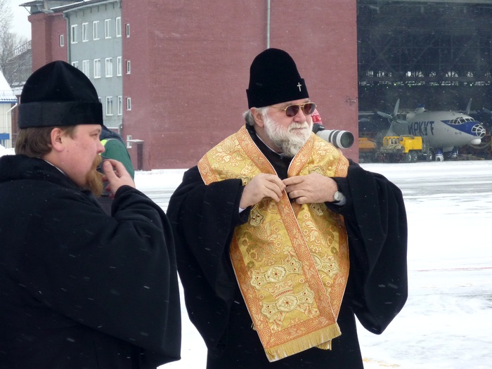 Подготовка к обряду освящения. Митрополит Вадим