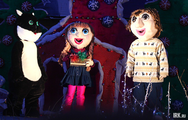 Бабрик и семья иркутян. Фото Никиты Добрынина.