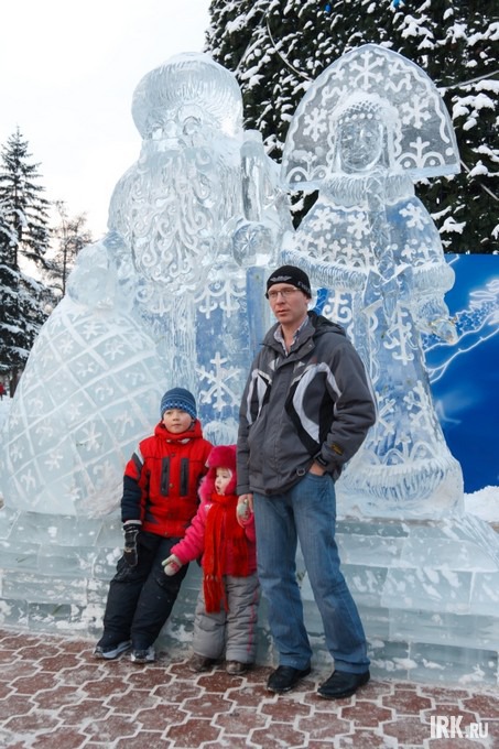 Традиционно, около елки установлены фигуры Деда Мороза и Снегурочки. Фото Владимира Смирнова.