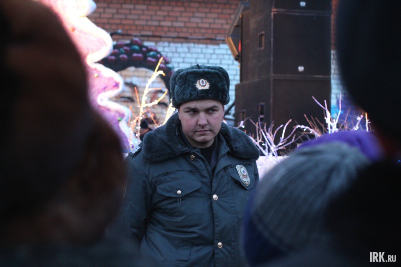 С 25 декабря стражи порядка несут усиленную службу на сквере Кирова и других местах массовых празднований. Фото Никиты Добрынина.
