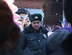 С 25 декабря стражи порядка несут усиленную службу на сквере Кирова и других местах массовых празднований. Фото Никиты Добрынина.