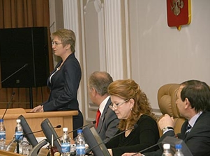 Светлана Семенова на заседании Заксобрания. Фото пресс-службы Заксобрания Иркутской области