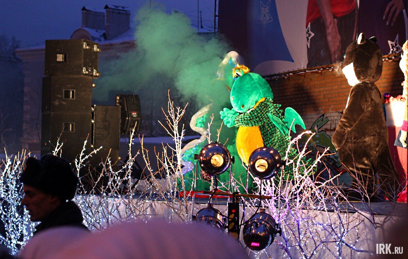 на сцене символ года — Дракон. Фото Никиты Добрынина.