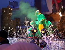 на сцене символ года — Дракон. Фото Никиты Добрынина.