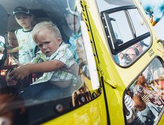 Чтобы попасть внутрь самолета, нужно было отстоять длинную очередь. Большинство желающих это не остановило