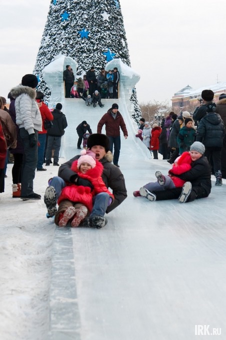 Ледяная горка в сквере Кирова. Фото Владимира Смирнова.