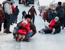 Ледяная горка в сквере Кирова. Фото Владимира Смирнова.