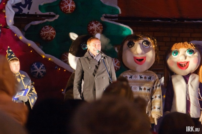 С наступающим Новым годом иркутян поздравил мэр города Виктор Кондрашов. Фото Владимира Смирнова.