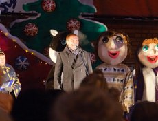 С наступающим Новым годом иркутян поздравил мэр города Виктор Кондрашов. Фото Владимира Смирнова.