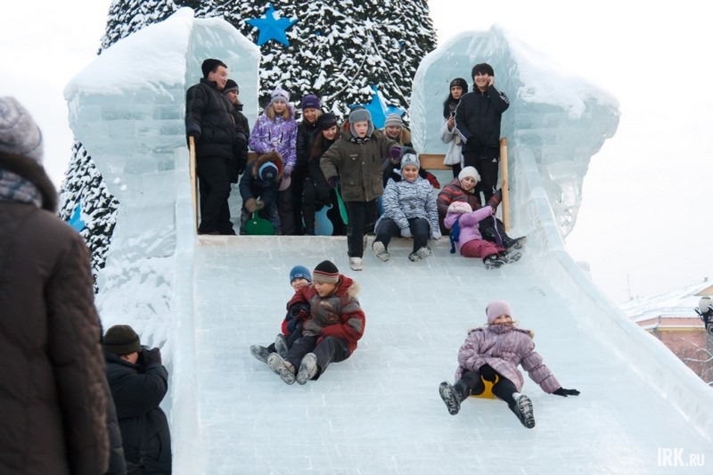 Ледяная горка в сквере Кирова. Фото Владимира Смирнова.