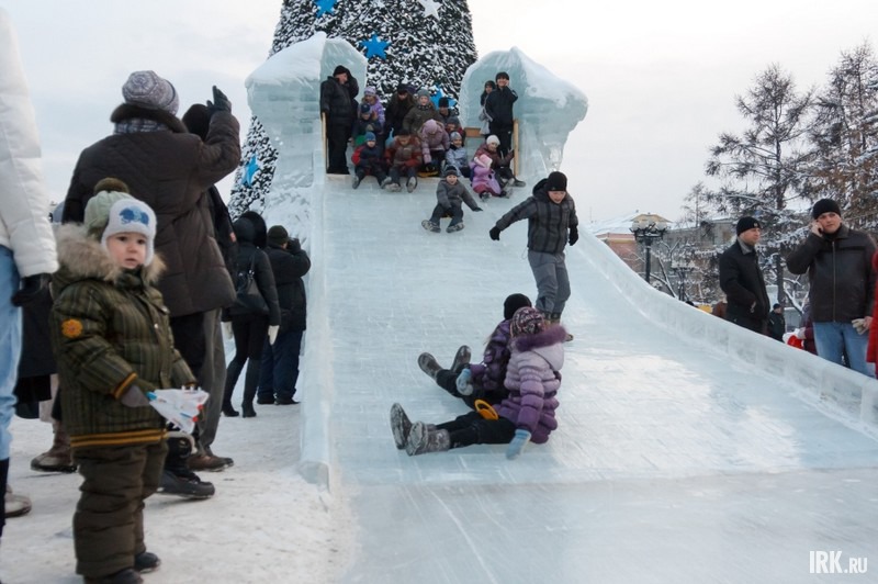 Ледяная горка в сквере Кирова. Фото Владимира Смирнова.