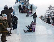 Ледяная горка в сквере Кирова. Фото Владимира Смирнова.
