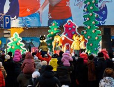 Организаторы праздника подготовили новогодний спектакль. Фото Владимира Смирнова.