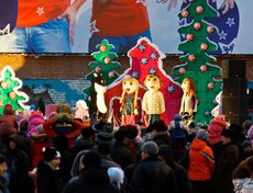 Организаторы праздника подготовили новогодний спектакль. Фото Владимира Смирнова.