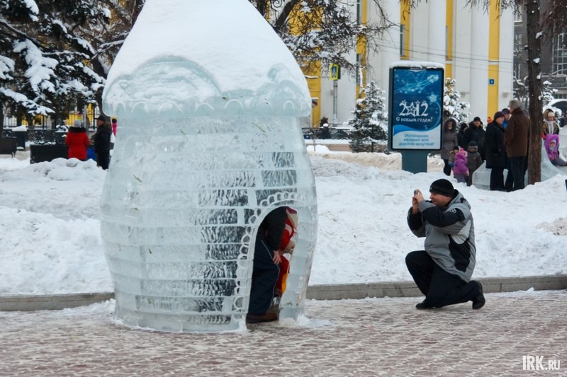 В сквере установлено около 40 различных ледяных фигур. Фото Владимира Смирнова.