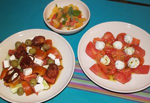 Конец августа, наступило время томатов, поэтому самое время готовить салаты с помидорами. Мы расскажем вам о трех очень простых рецептах.