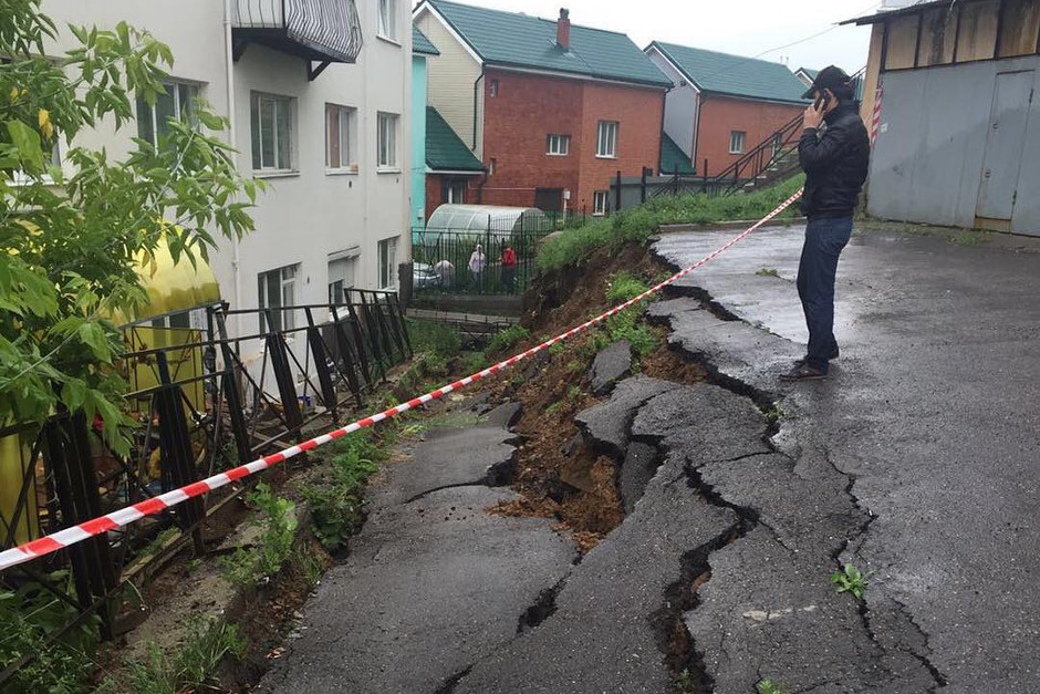 В микрорайоне Ерши на парковке обвалился асфальт. Фото @diana_ivashchenko_