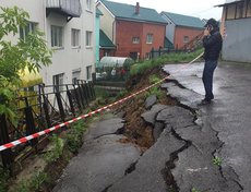 В микрорайоне Ерши на парковке обвалился асфальт. Фото @diana_ivashchenko_