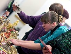 В холле филармонии посетители могли выбрать куклу-оберег себе по вкусу.