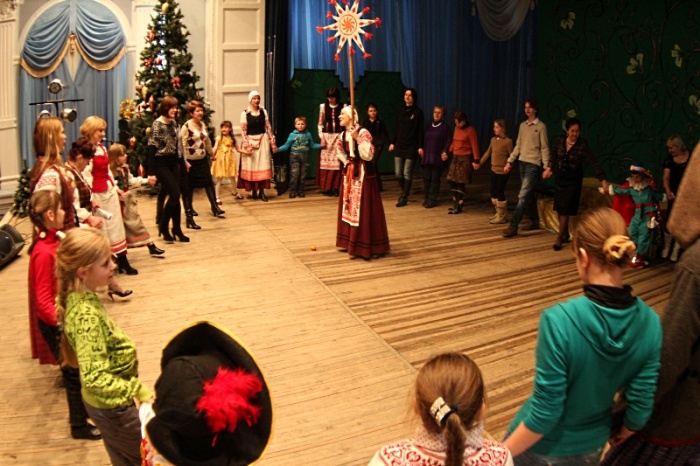 Завершилось празднование обрядовым хороводом.