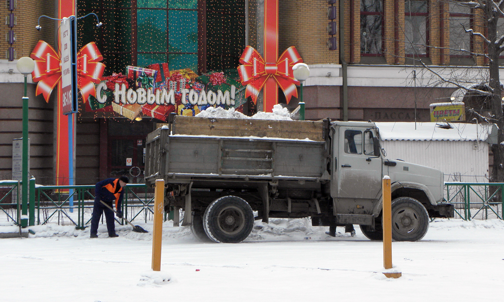 Вывоз снега с территории Торгового комплекса