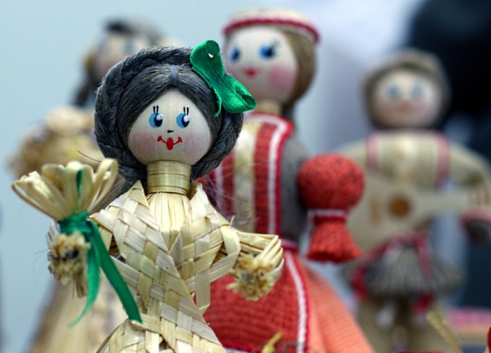 Соломенная кукла символизирует Коляду. Ее с песнями и плясками иногда приносили в избу на Рождество.