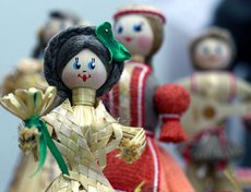 Соломенная кукла символизирует Коляду. Ее с песнями и плясками иногда приносили в избу на Рождество.