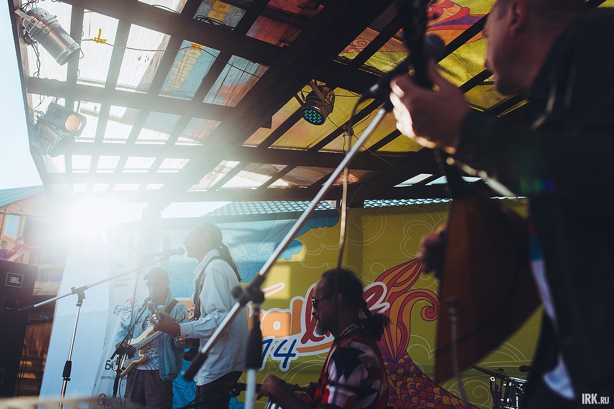 На сцене панк-группа «Серый дым»